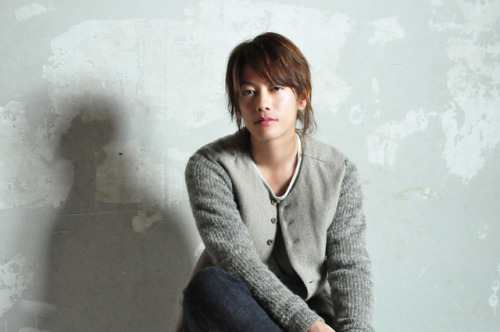 pechumori:Takeru Sato’s interview photos for “The Liar and His Lover” Dec. 11, 2013(with the Kenshin