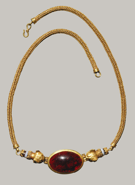 ruetheterrible:Late Hellenistic Necklace and Earrings, 1st century B.C.;Gold, agate, garnet; GreekTh