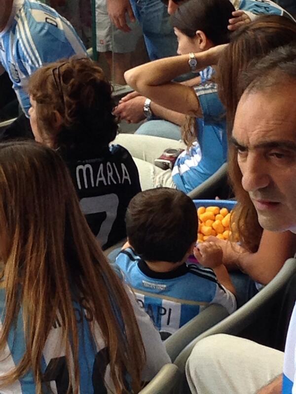 fyleonella:  Antonela and Thiago during the game 