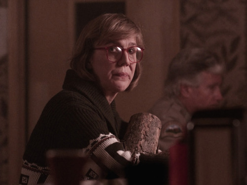 whatyearisthis: Twin Peaks (S1/E2: Traces to Nowhere, 1990)