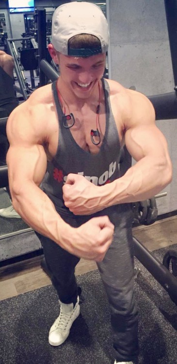 muscleredfox:  testosterotica:  Joe.  Guns, guns everywhere.