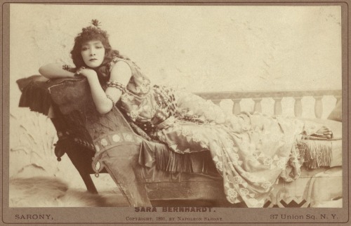 Sarah Bernhardt as Cleopatra (1891). Photograph by Napoleon Sarony, New York. Houghton Lib
