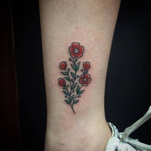 tattoofilter:  Flower tattoo on Tainara’s ankle. Tattoo artist: Lisandra Siqueira