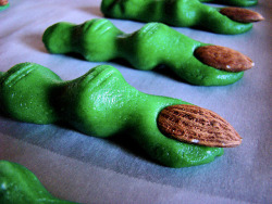 nightmaresandsexyghouls:    Shortbread Witch Finger Cookies  