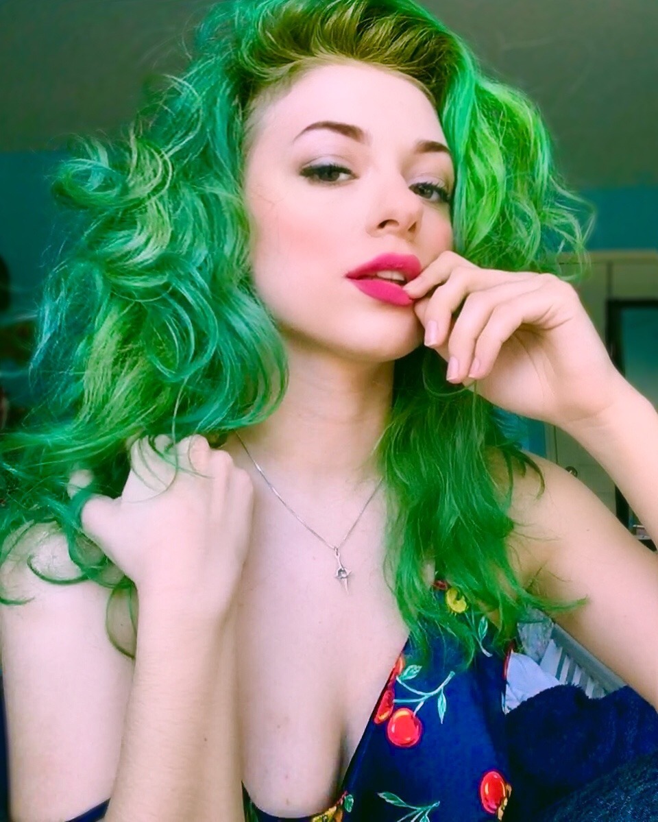 zixxie:  awkwardlyvanilla:  she changed her hair.. she didn’t even make a big deal