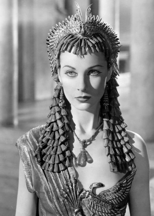 costumeloverz71: Cleopatra (Vivian Leigh) Gold dress.. Caesar and Cleopatra (1945)… Costume by Olive