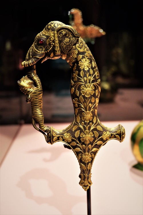 barbucomedie:Sword Handle Decorated with a Tiger Attacking an Elephant from Rajasthan, India dated f