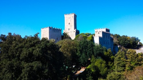 ERICElontani dal mondo, qui in alto ad Erice, mille anni fa tempio dell’amore, ora rifugio contro la