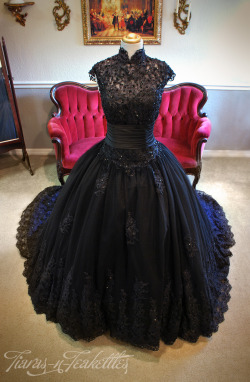 tiaras-n-teakettles:  Black Lace Gown2014
