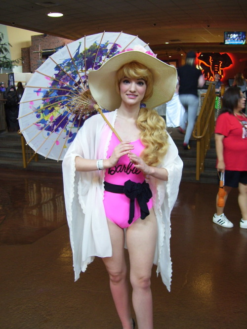 fyretrobarbie: This is a Barbie cosplayer I saw at Colossalcon 2018 (she borrowed my parasol from my