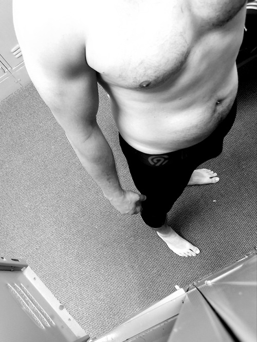 binogamous: Front to back Wouldn’t be able to keep my eyes off someone like @binogamous if I s