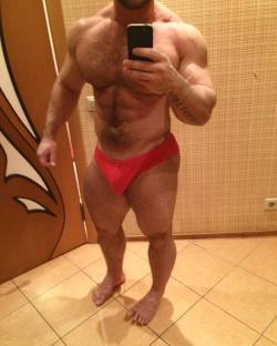 keepemgrowin:  Love Sergey’s muscled thickness and impressive bulge…