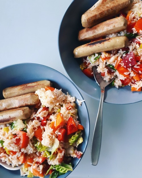 A super simple but super delicious meal: basmati rice mixed with salad, red bell pepper, carrot, spr