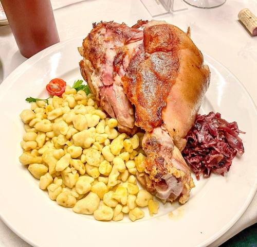 Pernil Dorado with Spätzle and Red Cabbage from Starnberg in Santiago, Chile