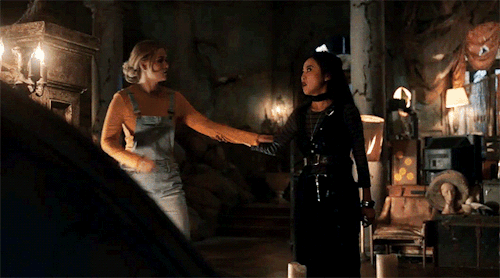 lesbian-karolina:karolina/nico + that cute little arm thing they do