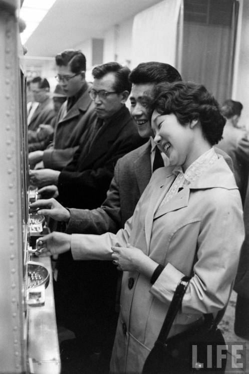 Couple playing pachinko(John Dominis. 1959)