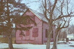 goldenprairies:  abandoned pink house 