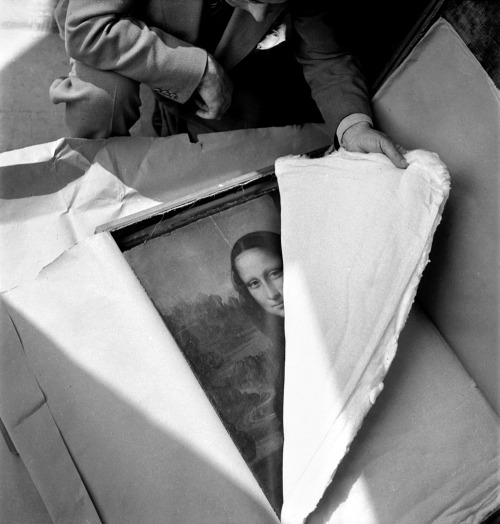 Unpacking Mona Lisa at the end of World War II (1945)