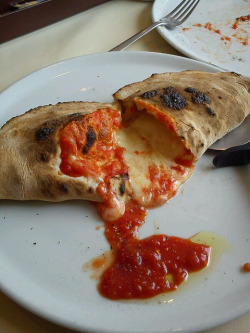 everybody-loves-to-eat:  Calzone @ Villa