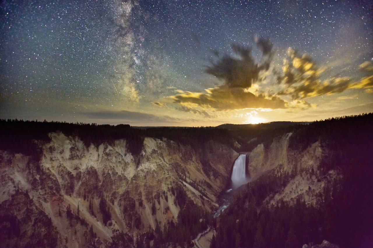 Watching for moonset in the Grand canyon of the Yellowstone, WY, (OC) 2048*1365 via /r/EarthPorn http://ift.tt/2sDXBAA