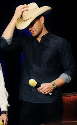 cassandrajm:  jensen with cowboy look, by