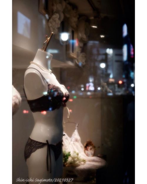 休日スナップ 2021.3.27@渋谷 飾り窓の女 fujifilm_xseries #fujixt3 #スナップ #風景 #風景写真 #夜景 #イルミネーション https://www.insta