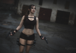 love-cosplaygirls:  Enji Knight Lara Croft