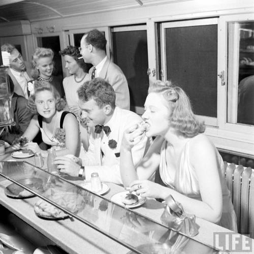 Formal nighthawks at the diner(Eric Schaal. 1942)