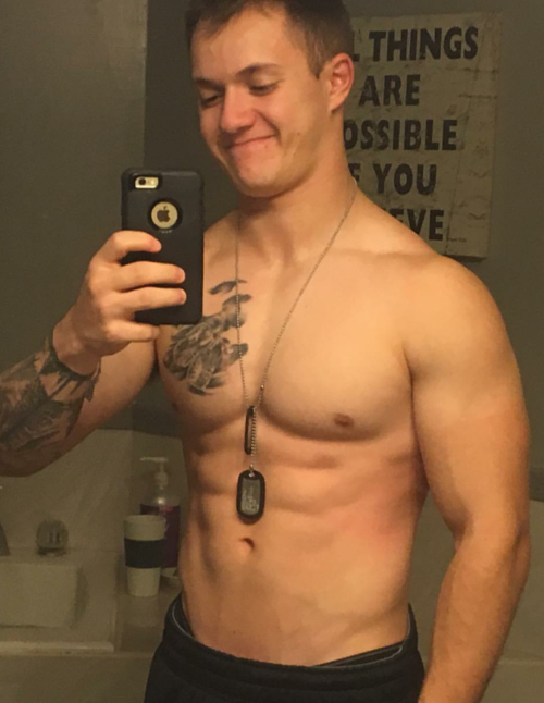 rednecksmoker:  chettbro: Army Abs N Pecs porn pictures