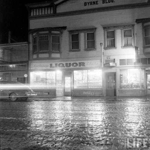 Anchorage Liquor Store(Dmitri Kessel. 1943)