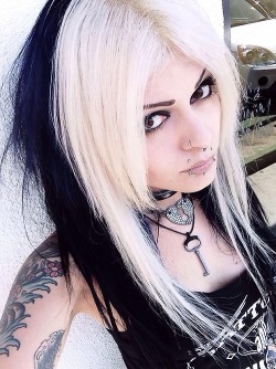 ilovegothgirls2:  Great pic        