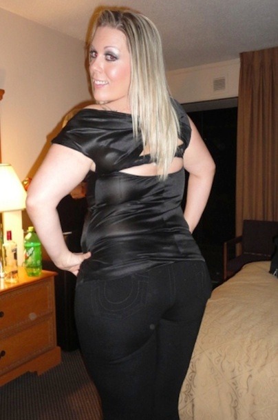 jazziedad:   CurvyLicious ♥♥  Dam she&rsquo;s Hott!!!