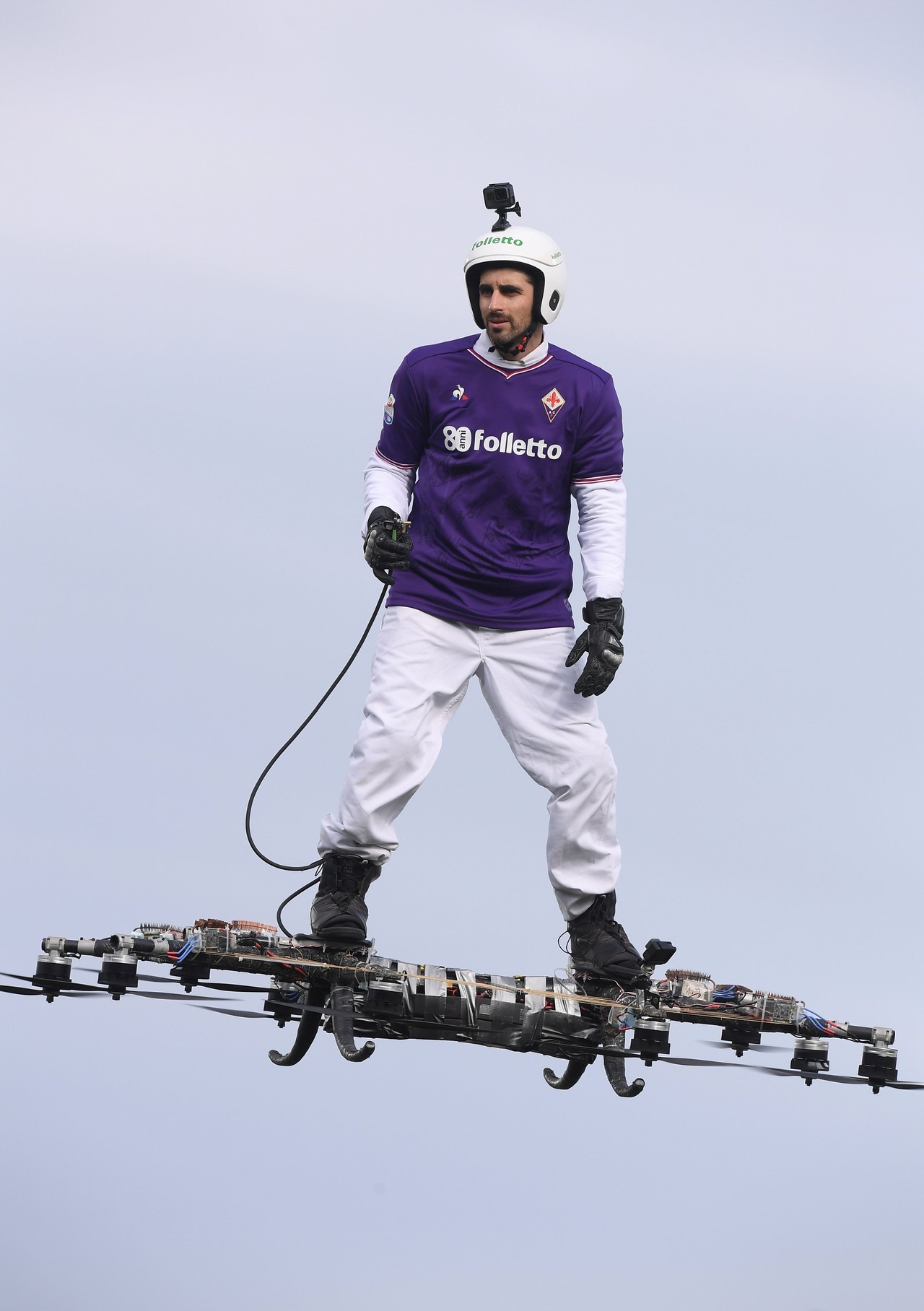 A BORDO DE UN DRONE. Un simpatizante de Fiorentina vuelta en un drone dentro del estadio Artemio Franchi, en Florencia, Italia antes del partido de Fútbol, Fiorentina vs Napoli. (REUTERS)
MIRÁ TODA LA FOTOGALERÍA—->