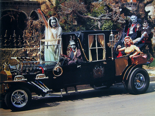 20th-century-man:Yvonne De Carlo, Fred Gwynne, Pat Priest, Al Lewis, Butch Patrick / in the Munster 