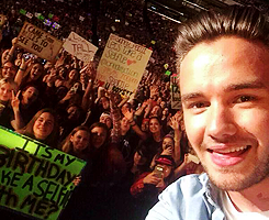 liammix:  The fan’s sign: It’s my birthday, take a selfie with me? +