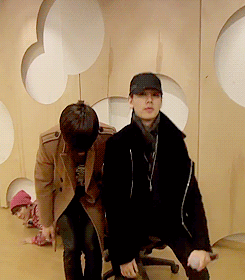 jiyeops-blog:  16/50 gifs on why I question the people I stan.Reasons why you never stand on an office chair when dancing to Nillili Mambo. 