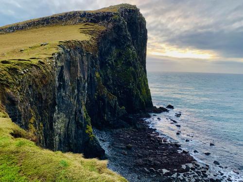 Sun setting at Neist Point cliff on the Isle of Skye, Scotland. [OC] [4032x3024]