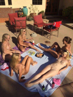 fygroupnudebabes:  Group Nude Women