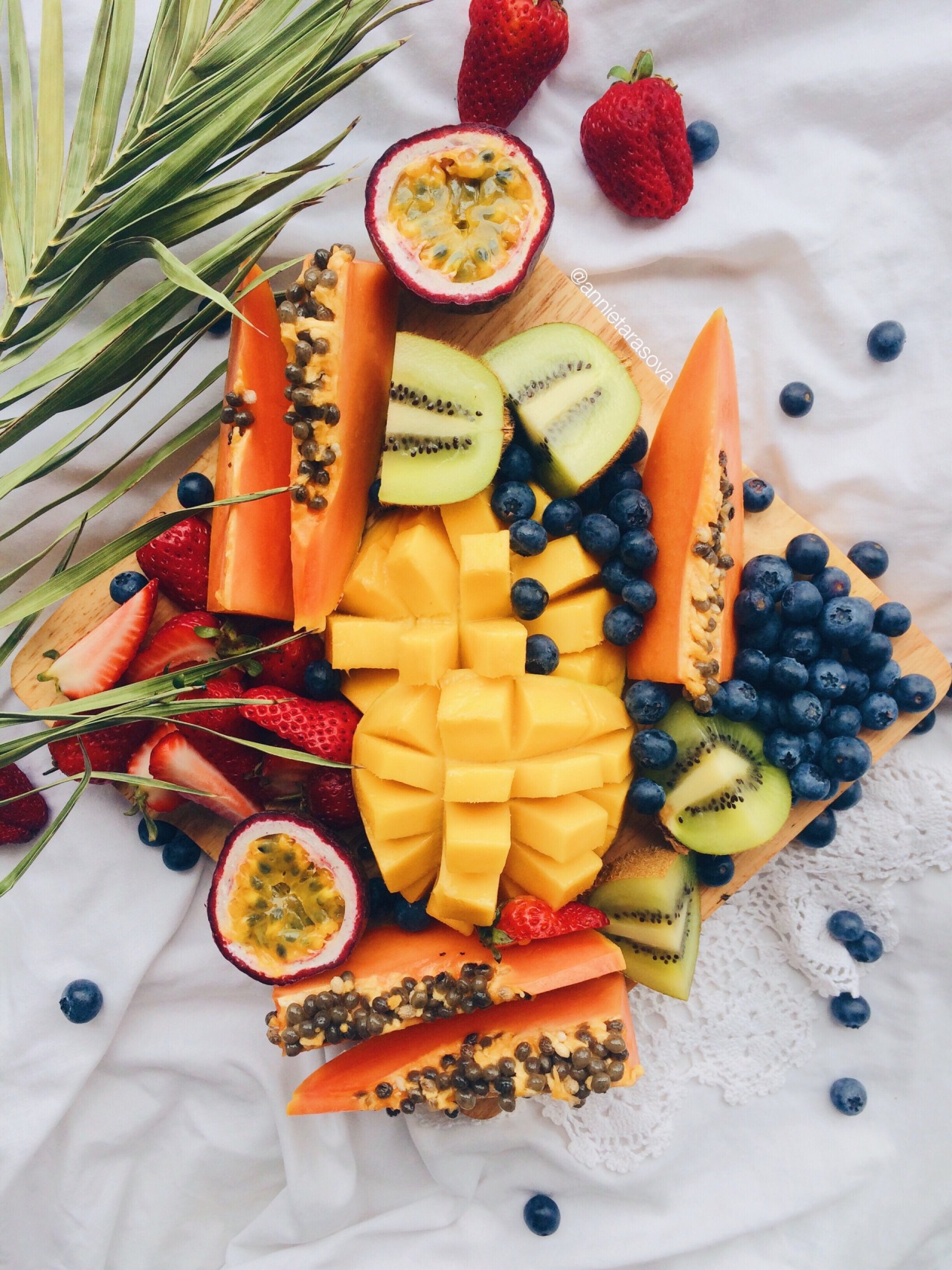 annietarasova:  Rainbow fruit platter and chill 💁🏼 #raw #vegan lunches are
