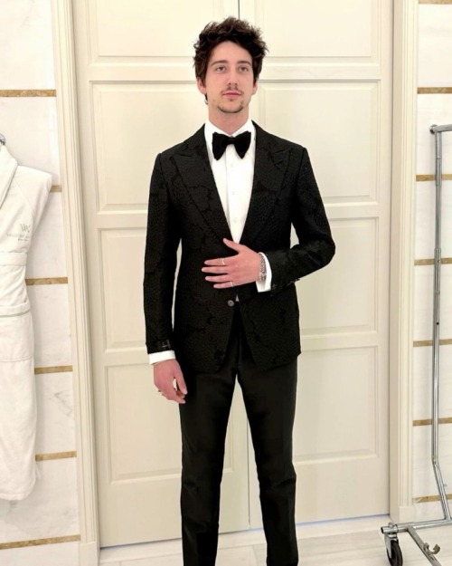 I Love A Man In A Suit And HIS HANDS. I’m Going Insane 