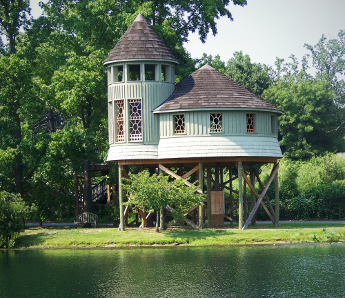 treehauslove:  Lewis Ginter Botanical Garden Tree House. A very special component of the Children’s Garden is of course a tree house that can be climbed by  everyone. It is built in a very beautiful place on the edge of the lake with a stunning view