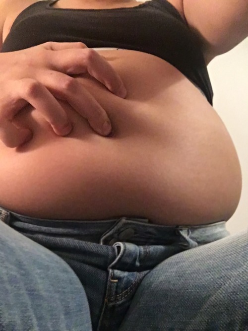 the-round-one:  guiltypleasureblr:  I love how constricting denim is. It’s so unforgiving if you gain a pound or two… or 10 😅 I love how I can hear the seams strain in protest as I sit down  Hduxneixksms
