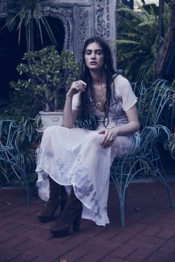 bohemiandiesel:  http://bohemiandiesel.com/photography/photographer/zoey-grossman/gypsy-dreamer