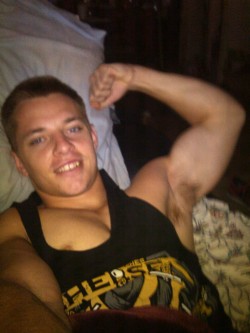 lifting-demons:  Wake up and flex selfie