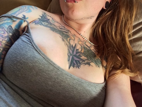 TuesdayvonD sent us this close cropped selfie porn pictures
