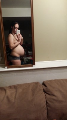 danahess94:  33 weeks pregnant :-)