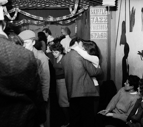 the60sbazaar: Early 1960s party (London)