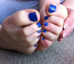 kissabletoes:  Lick my toes & make them