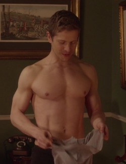 hotashellcelebmen:  More here :https://auscaps.me/2016/11/27/matt-czuchry-shirtless-in-gilmore-girls-a-year-in-the-life-1-04-fall/