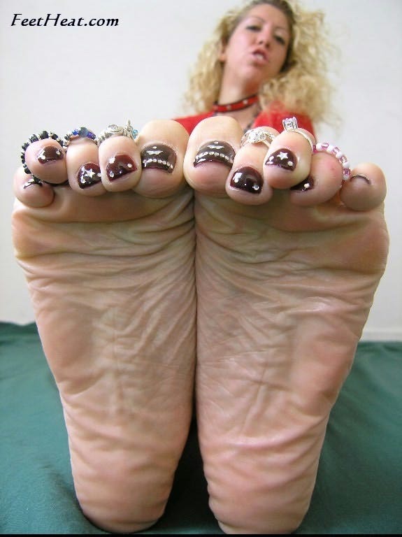 stankygouda:  mrbluecat:  Miss Gia again :))))   Toes rings rock